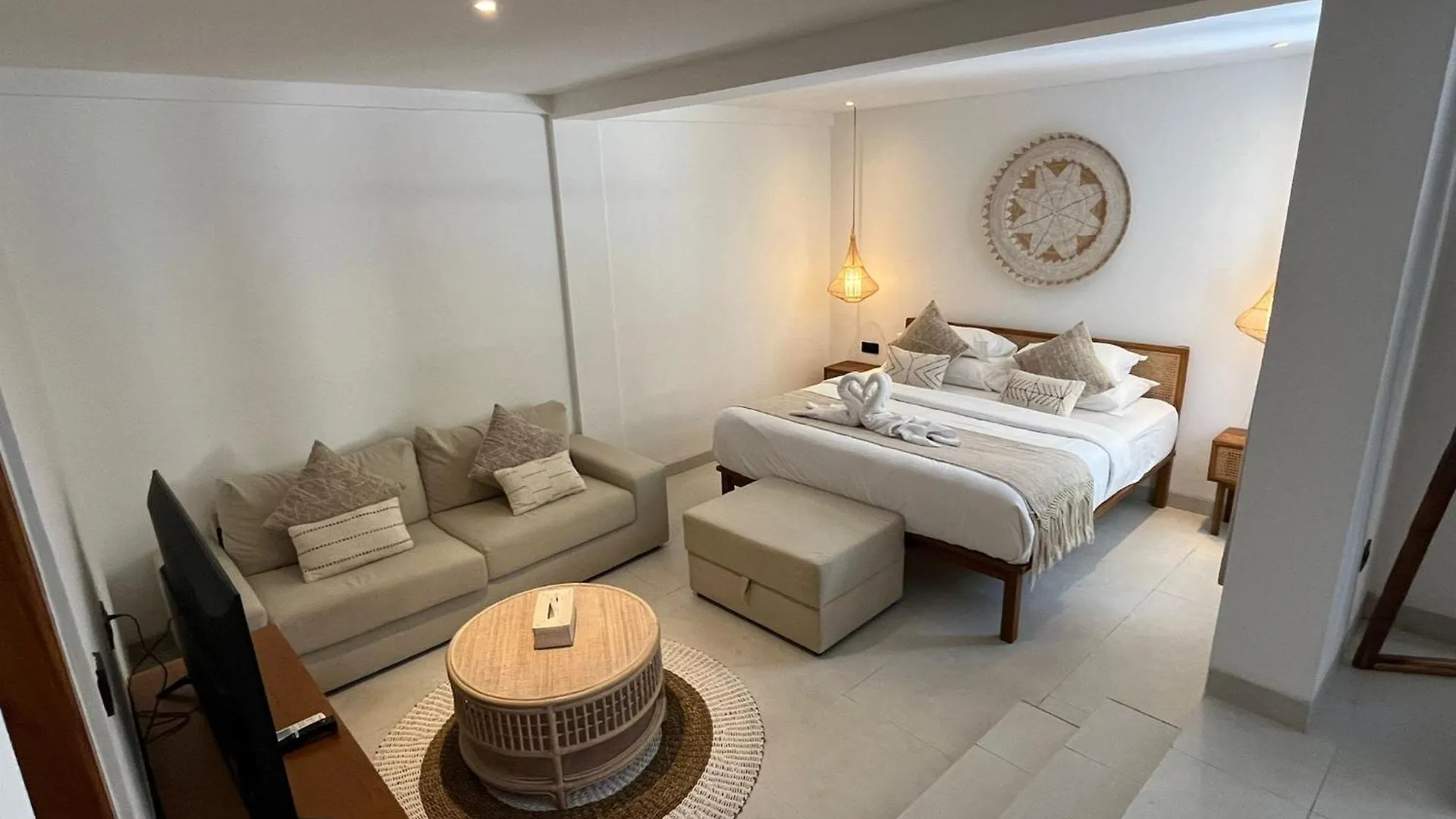 New Peaceful 4 Master Bdrm Suites Villa Legian Kuta