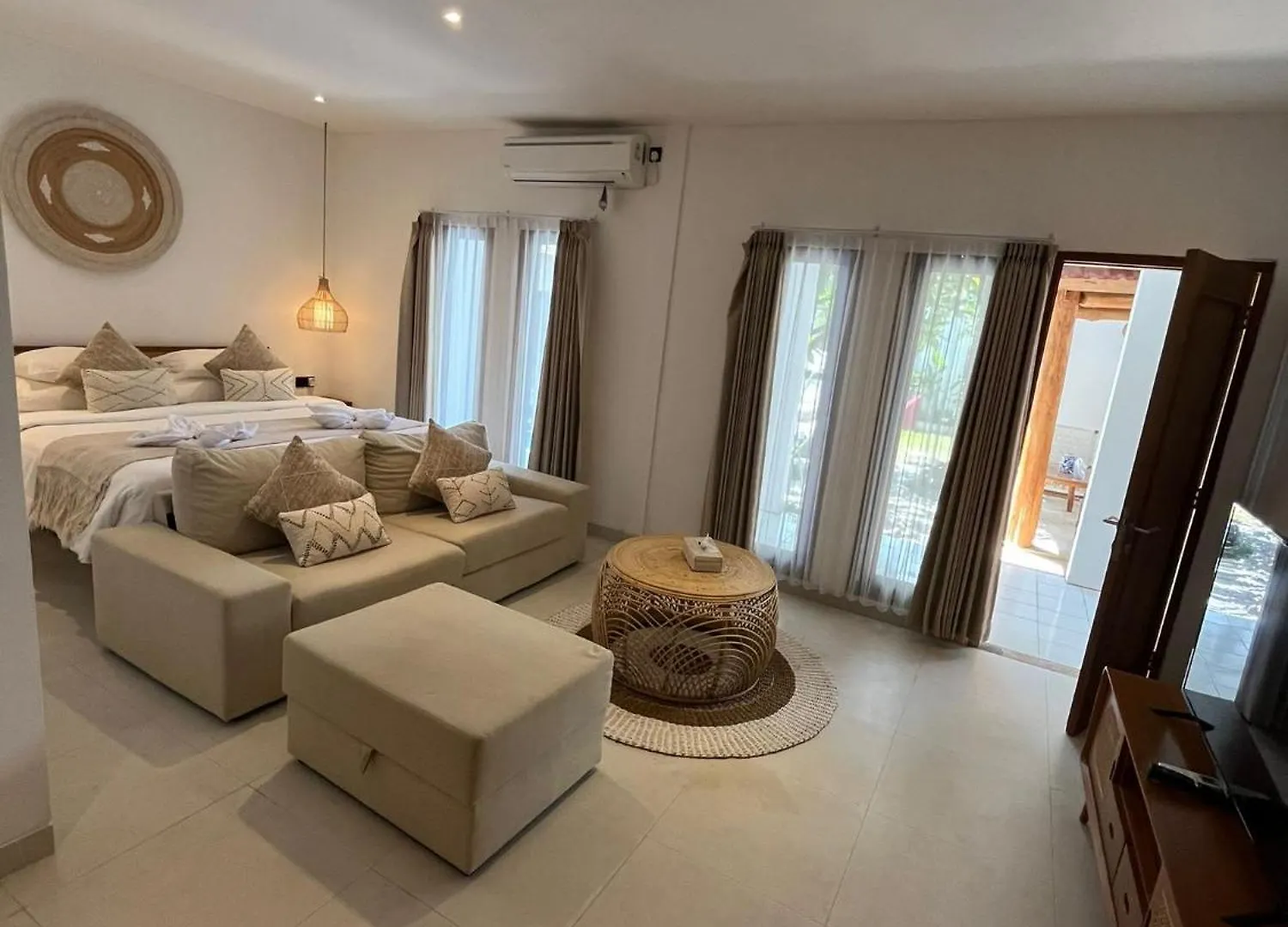 New Peaceful 4 Master Bdrm Suites Villa Legian Kuta  Indonesia